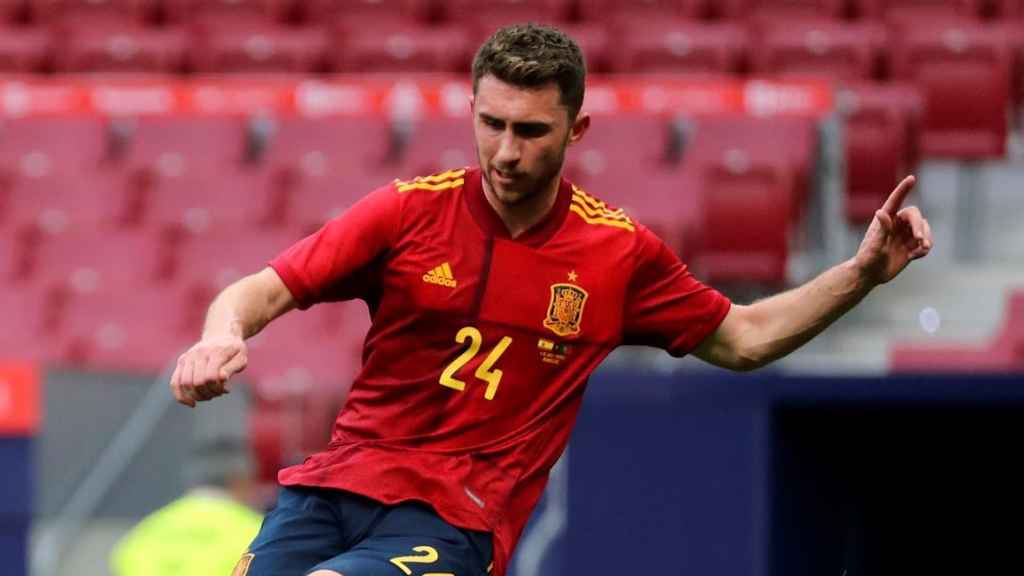 Laporte durante un partido de la Selección