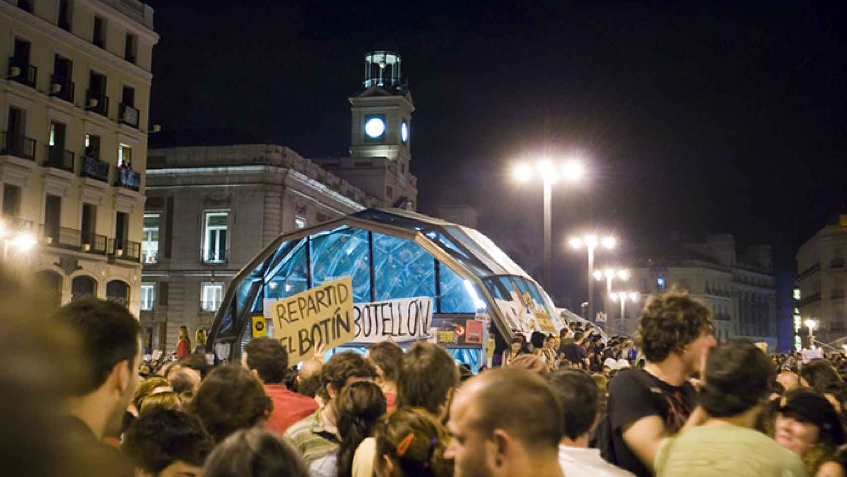 Acampada en la Puerta del Sol la noche del 21 al 22 de mayo de 2011. Foto: Publikacción
