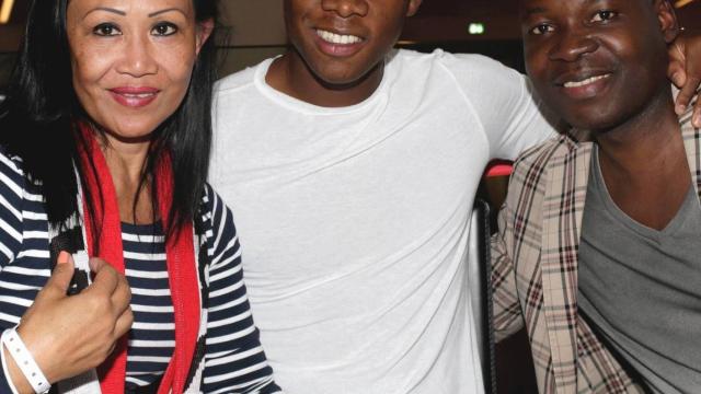 David Alaba (en el centro) junto a sus padres