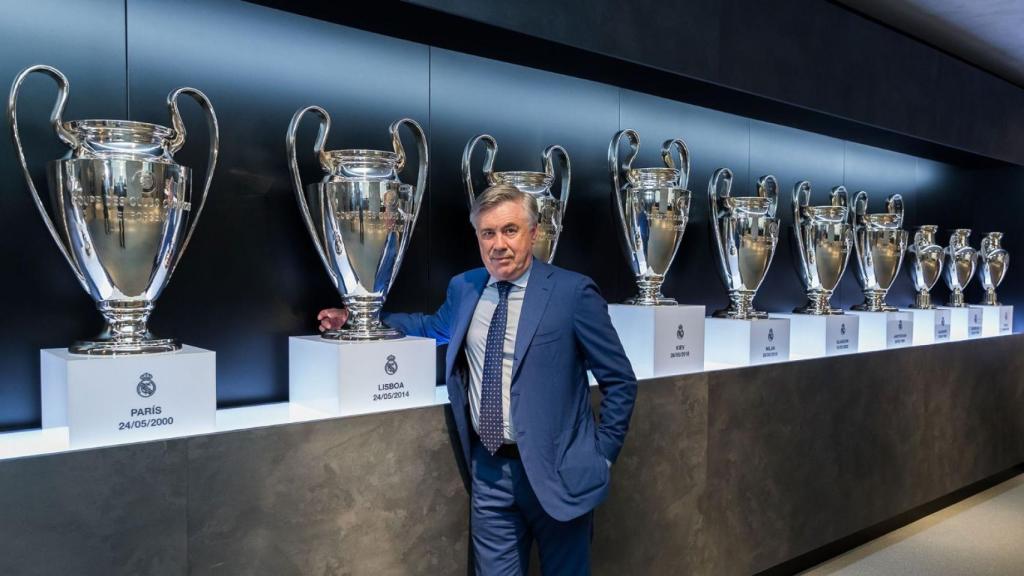 Ancelotti posando con el trofeo de la Champions League ganado en 2014