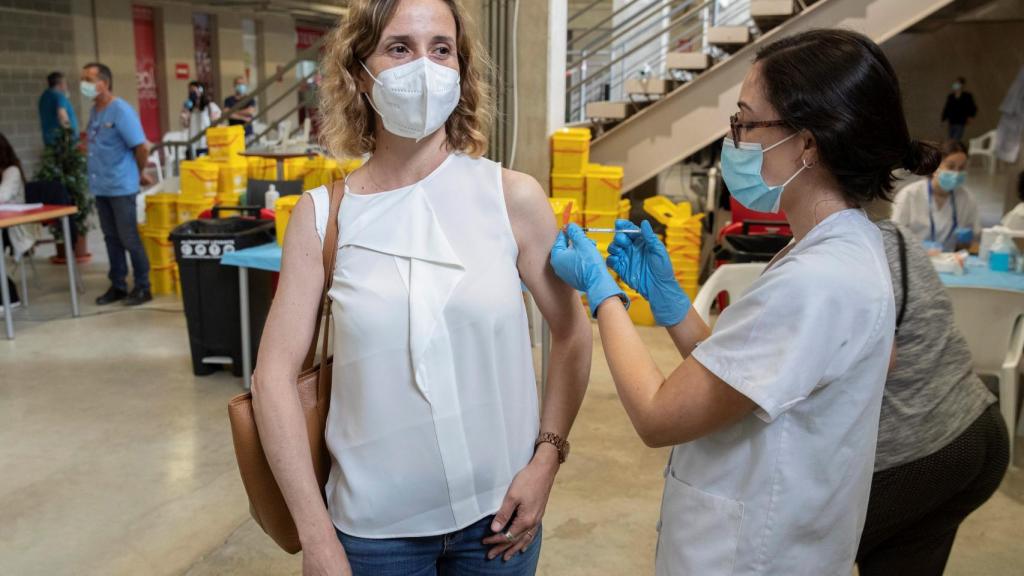 Una enfermera pone la vacuna Pfizer a una mujer en el Estadio Nueva Condomina de Murcia.