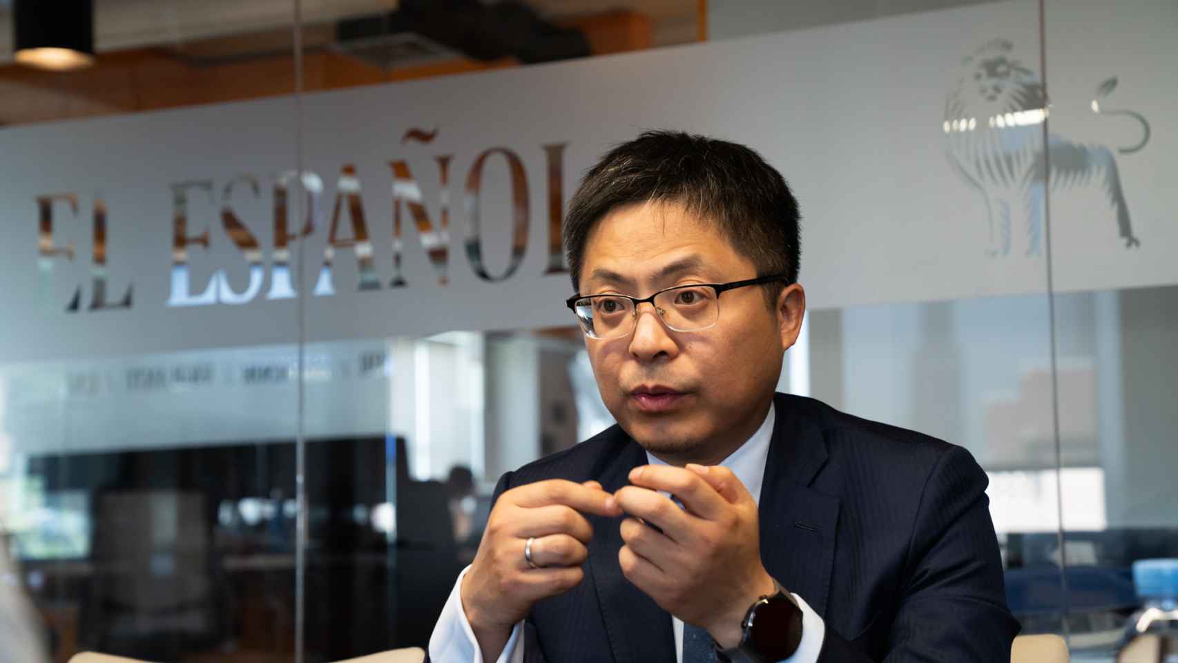 Tony Jin Yong , CEO de Huawei, durante un momento de su encuentro con Invertia.
