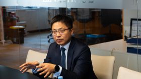 Tony Jin Yong , CEO de Huawei, durante un momento de su entrevista con Invertia.