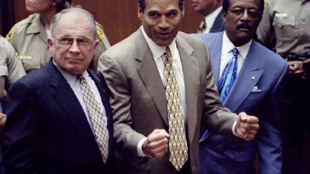 O.J. Simpson junto a F. Lee Bailey después de ser declarado inocente, en 1995.