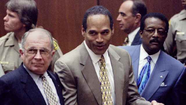 O.J. Simpson junto a F. Lee Bailey después de que el secretario del tribunal anuncia que Simpson fue declarado inocente de los asesinatos de Nicole Simpson y Ronald Goldman, el 3 de octubre de 1995.