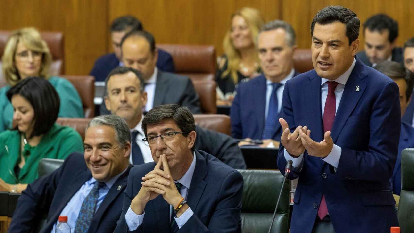 Juanma Moreno, Juan Marín y Elías Bendodo, en el Parlamento andaluz.