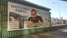 La valla publicitaria de la Resistencia en el viaducto de Linares Rivas