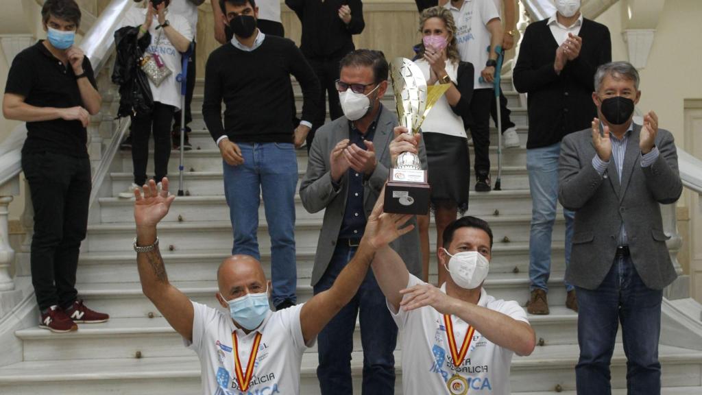 Jugadores del Basketmi en la recepción.