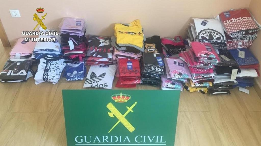 La Guardia Civil incauta 159 conjuntos de prendas falsificadas en Negreira (A Coruña)