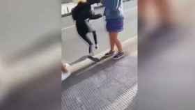 Captura del vídeo en el que una joven de 14 años es atropellada por un reto viral.