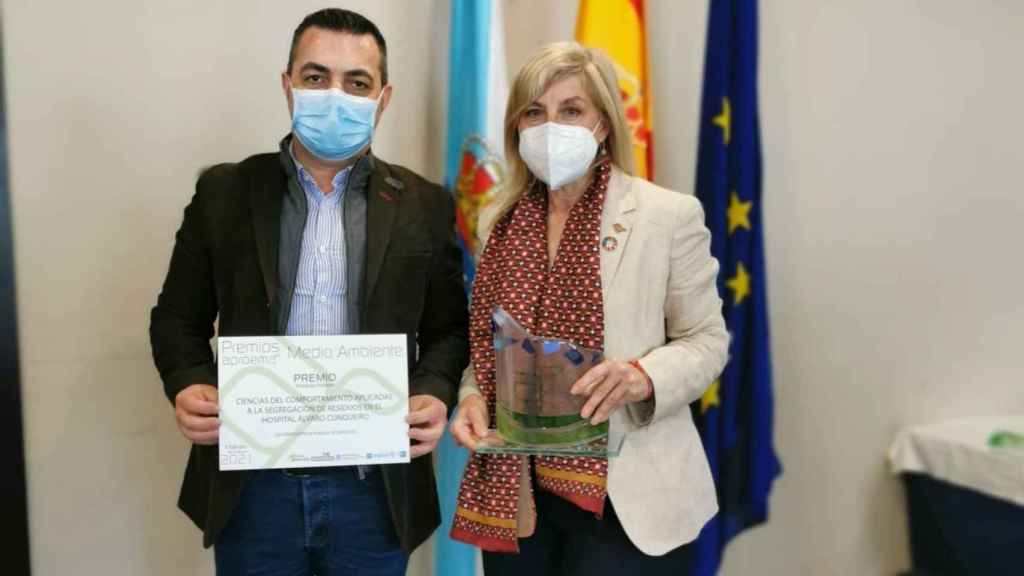 El subdirector de Enfermería del área de Vigo, Xoan Hermelo y la técnica de  Innovación y Sostenibilidad, Beatriz Piñeiro.