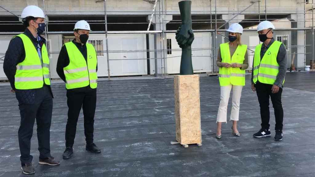 Marta Fernández-Tapias, Alfonso Penela y Ramón Conde junto a la maqueta de Acuerdo Justo