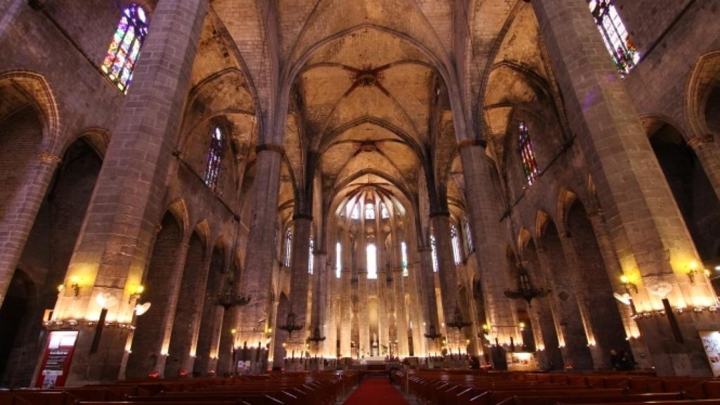 La Basílica de Santa María del Mar, la joya del litoral barcelonés, ya es más turismo que oficio