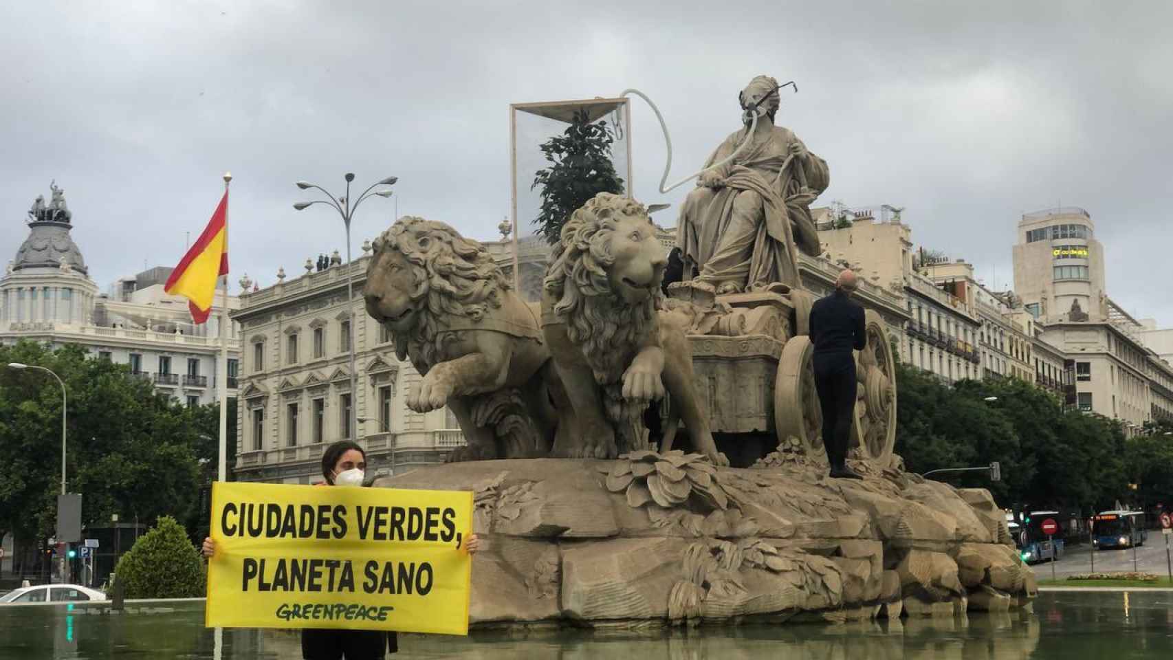 Acción de Greenpeace en la fuente de Cibeles.