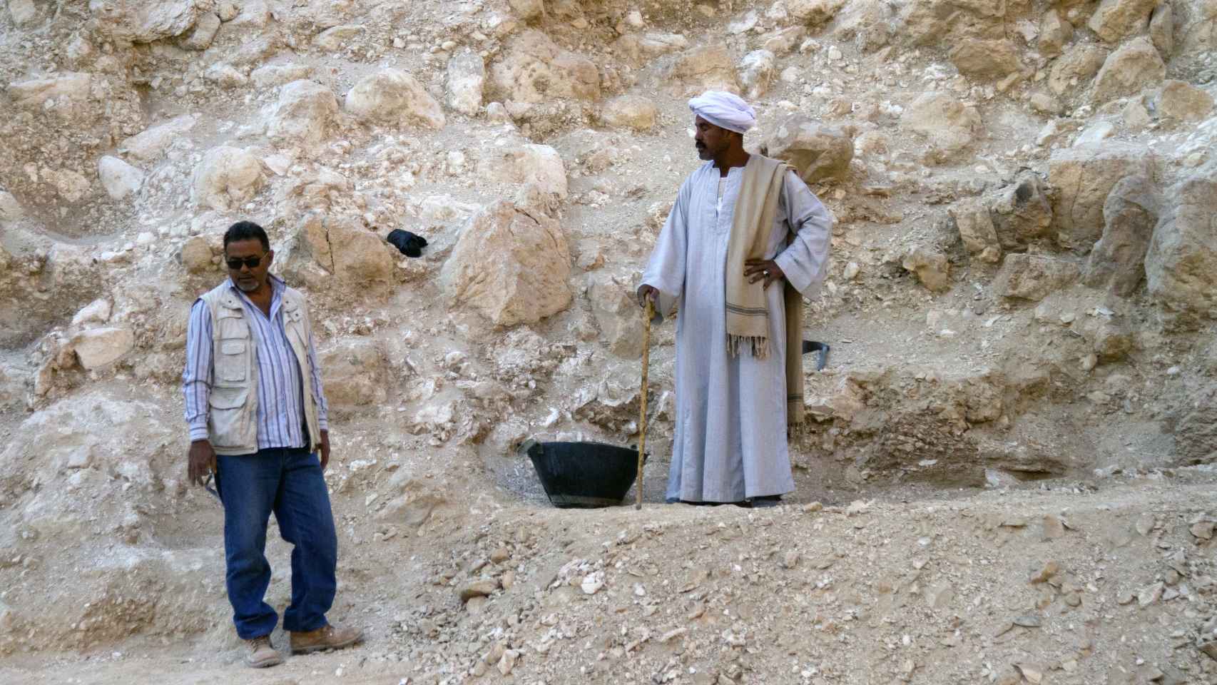Dos arqueólogos del equipo de Hawass, durante las excavaciones en el Valle de los Reyes.