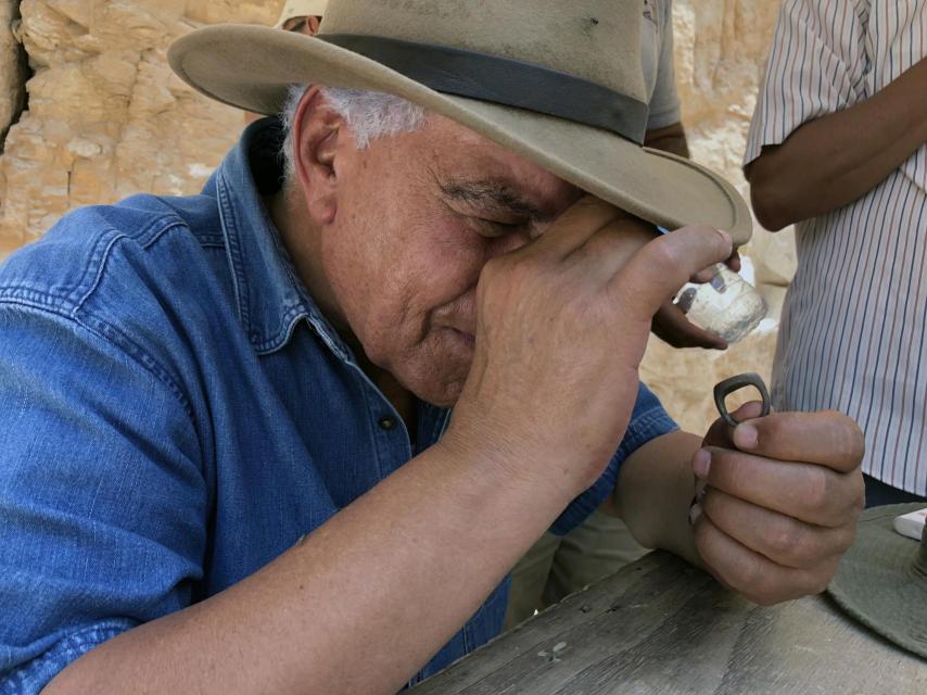 Zahi Hawass inspecciona la inscripción del anillo de bronce.