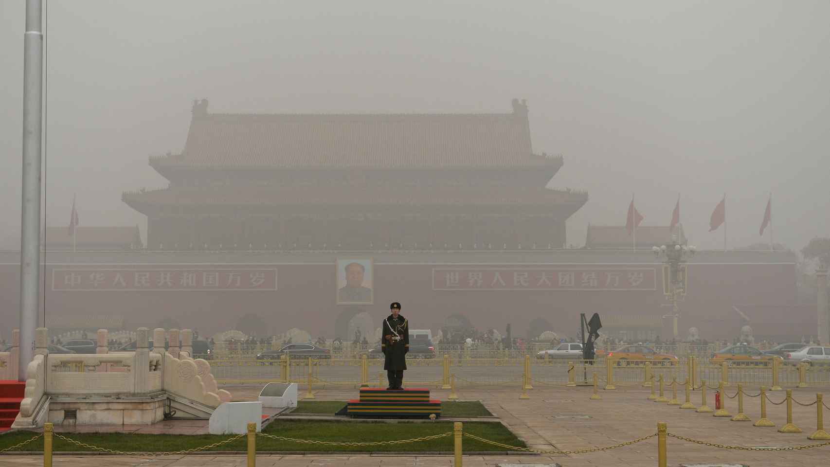 Imagen de archivo de un guardia en la plaza de Tiananmén.