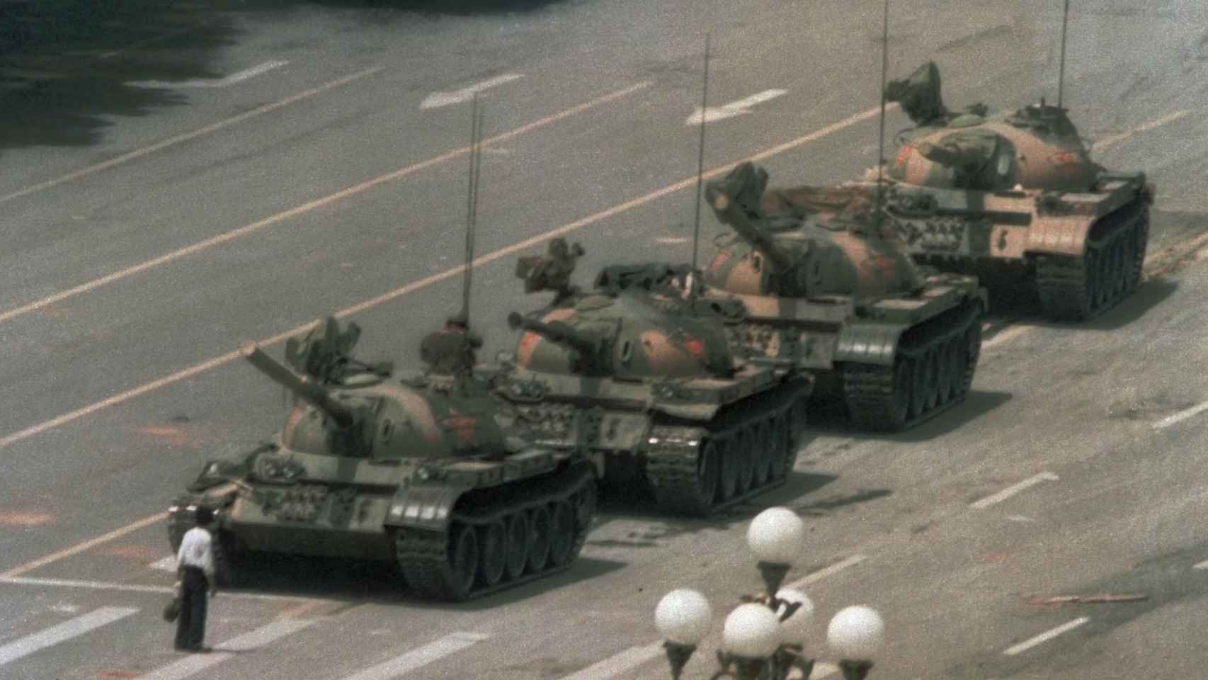 La famosa imagen de una persona enfrentándose a los tanques chinos en Tiananmén, el 5 de junio de 1989.