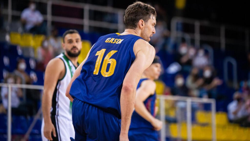 Pau Gasol celebra una canasta con el Barça