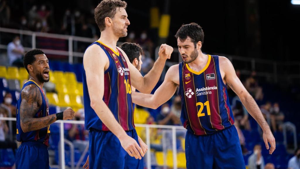 Pau Gasol celebra junto a su compañeros una victoria