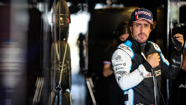 Fernando Alonso en el box de Alpine en Bakú