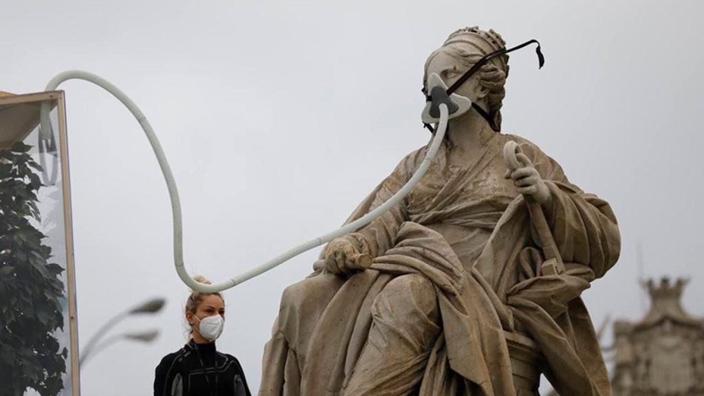 Acción de Greenpeace en la fuente de Cibeles.