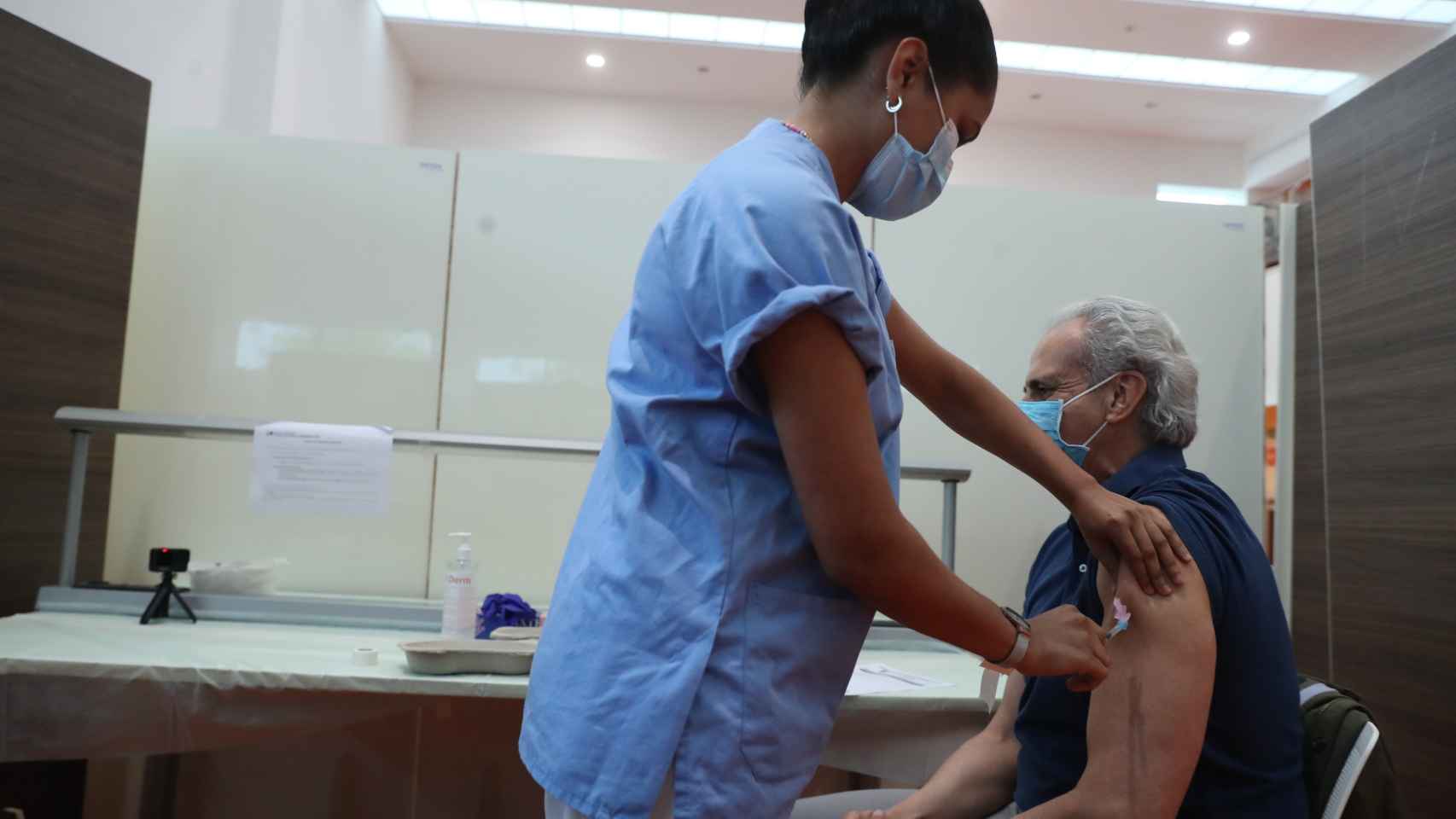 El consejero de Sanidad de la Comunidad de Madrid, Enrique Ruiz Escudero, es vacunado en el Hospital Puerta de Hierro de Majadahonda (Madrid).