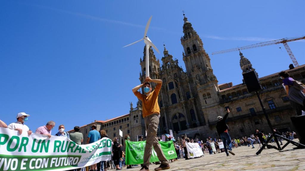 Una multitudinaria marcha recorre Santiago de Compostela para exigir un nuevo modelo eólico
