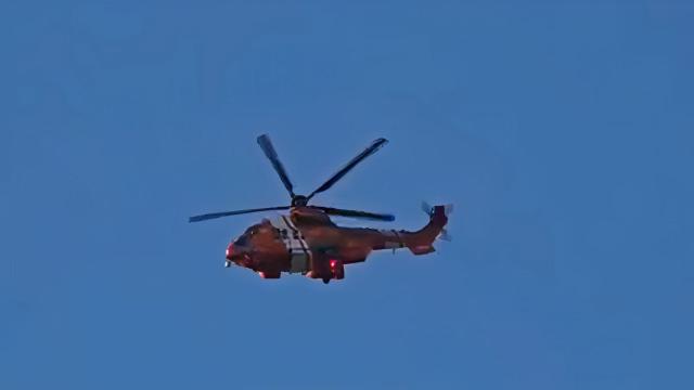 El helicóptero de Salvamento Marítimo tras rescatar a una joven en Cabo Prior.