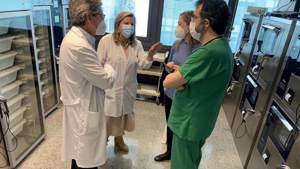 Enrique Domíguez, Eloina Núñez, María José López Rebollo y Julio Iglesias en una visita a la nueva unidad.