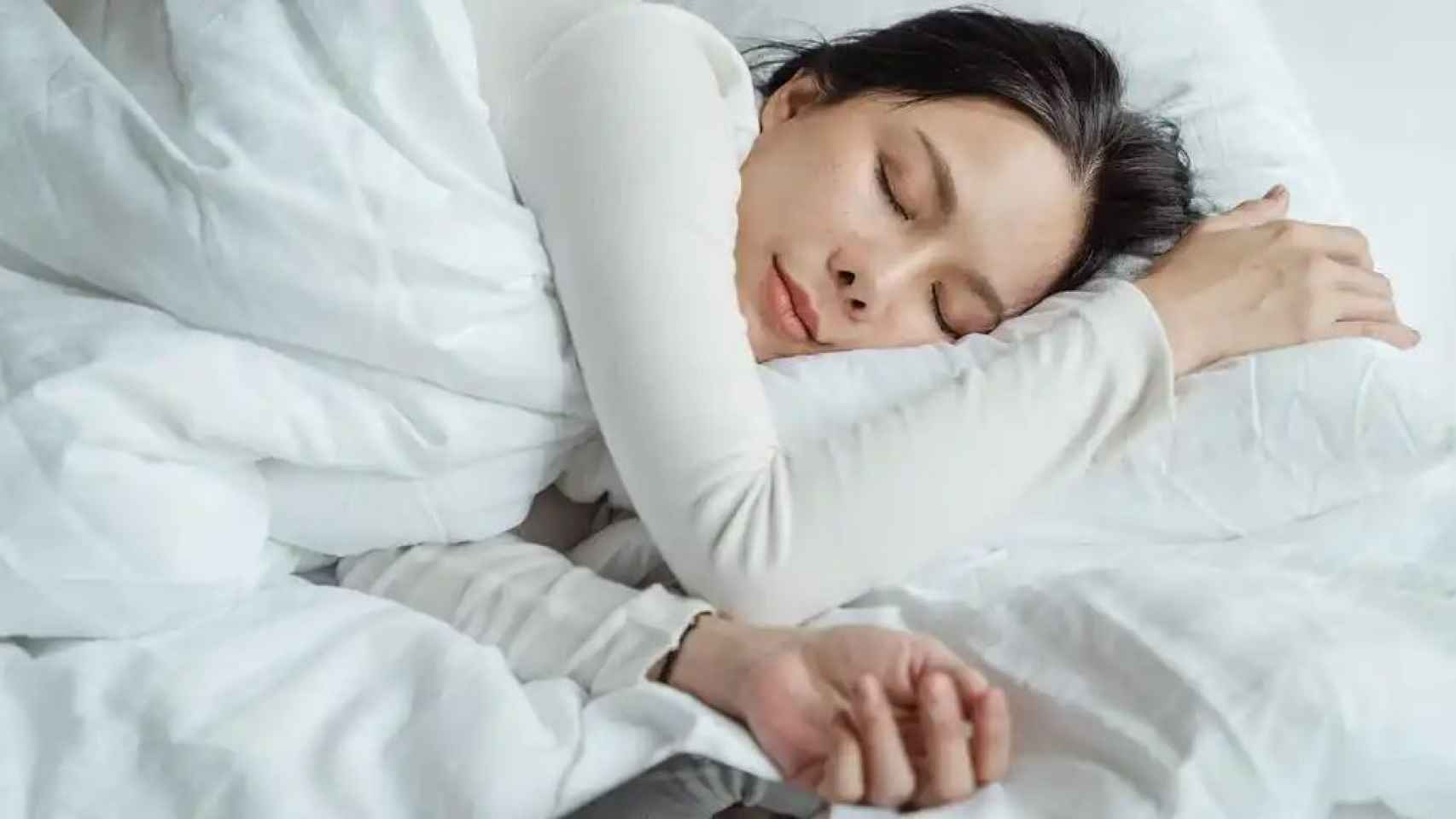 Asimismo, afecta a la calidad del sueño; impidiendo el descanso y, por tanto, fomentando la aparición de ojeras.