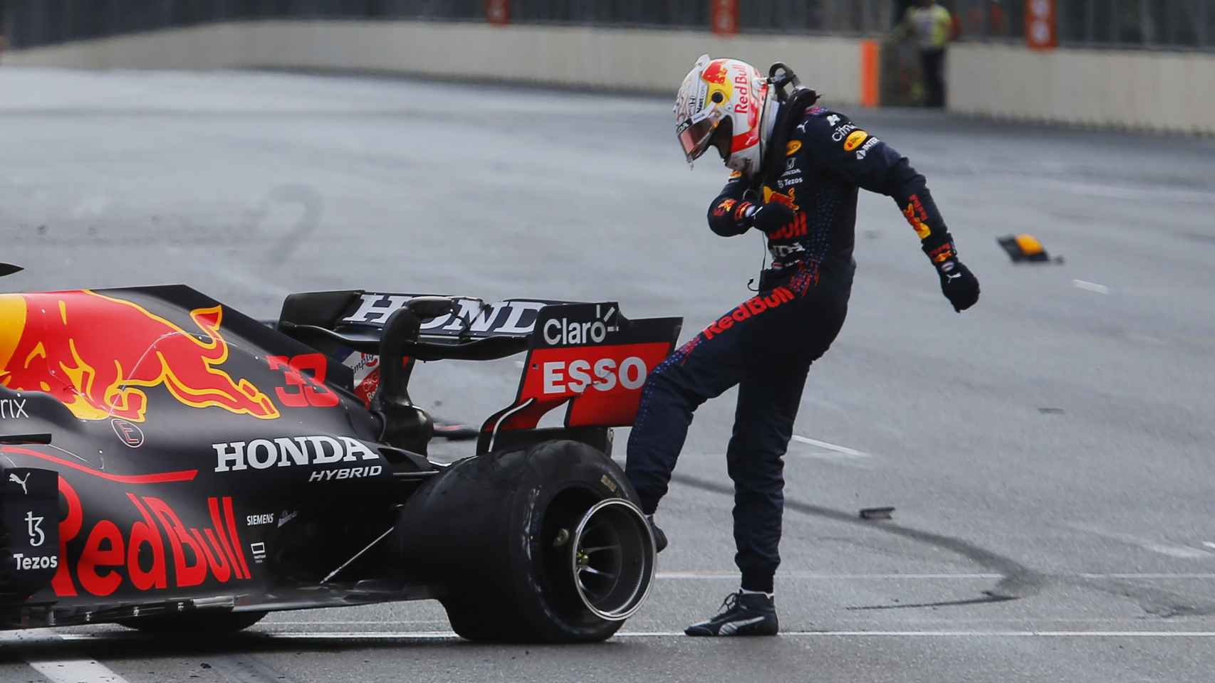 Max Verstappen golpea la rueda que reventó en Azzerbaiyán
