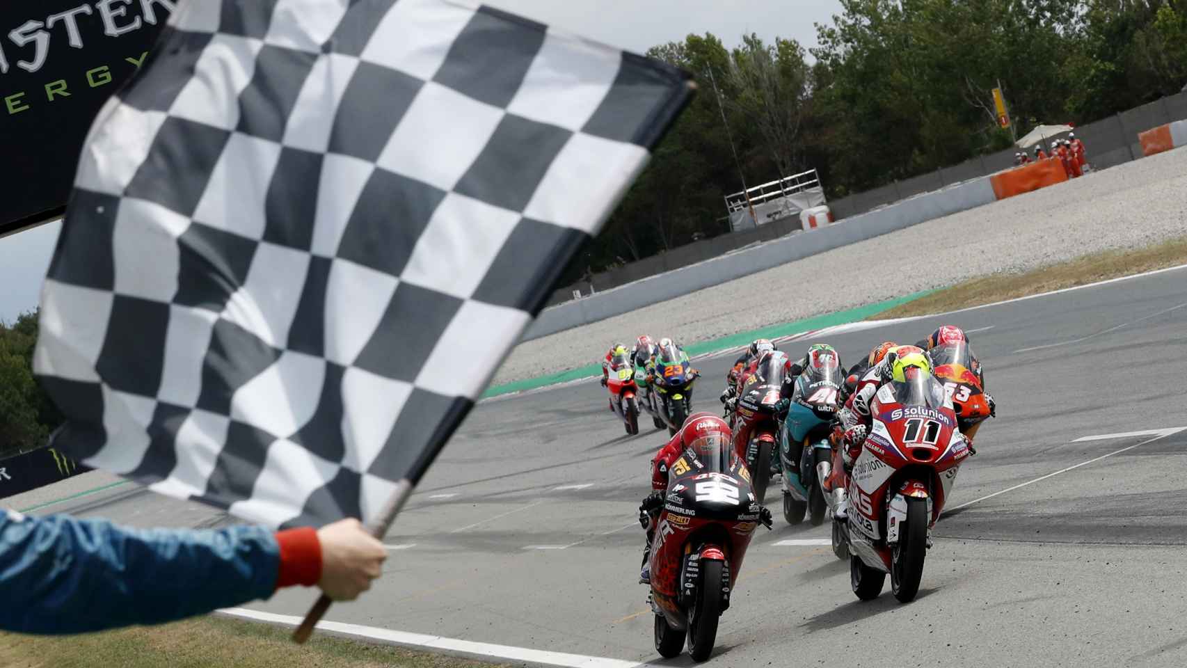 Sergio García entrando en primera posición en el Gran Premio de Cataluña de 2021 de Moto3