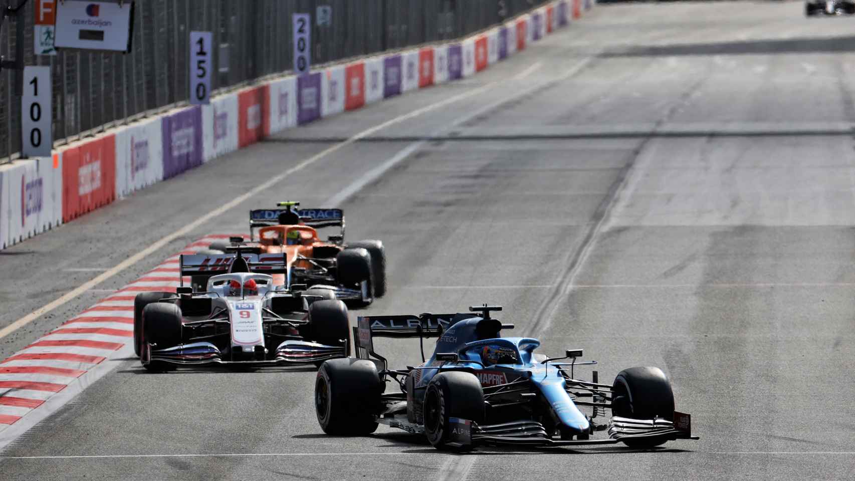 Fernando Alonso rueda por delante de un Haas y un McLaren