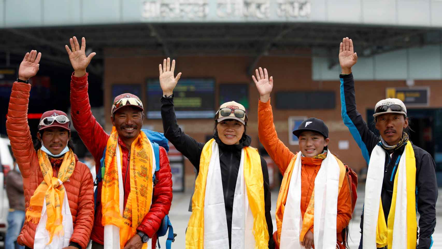 Sherpas reciben un homenaje tras su ascenso al Everest