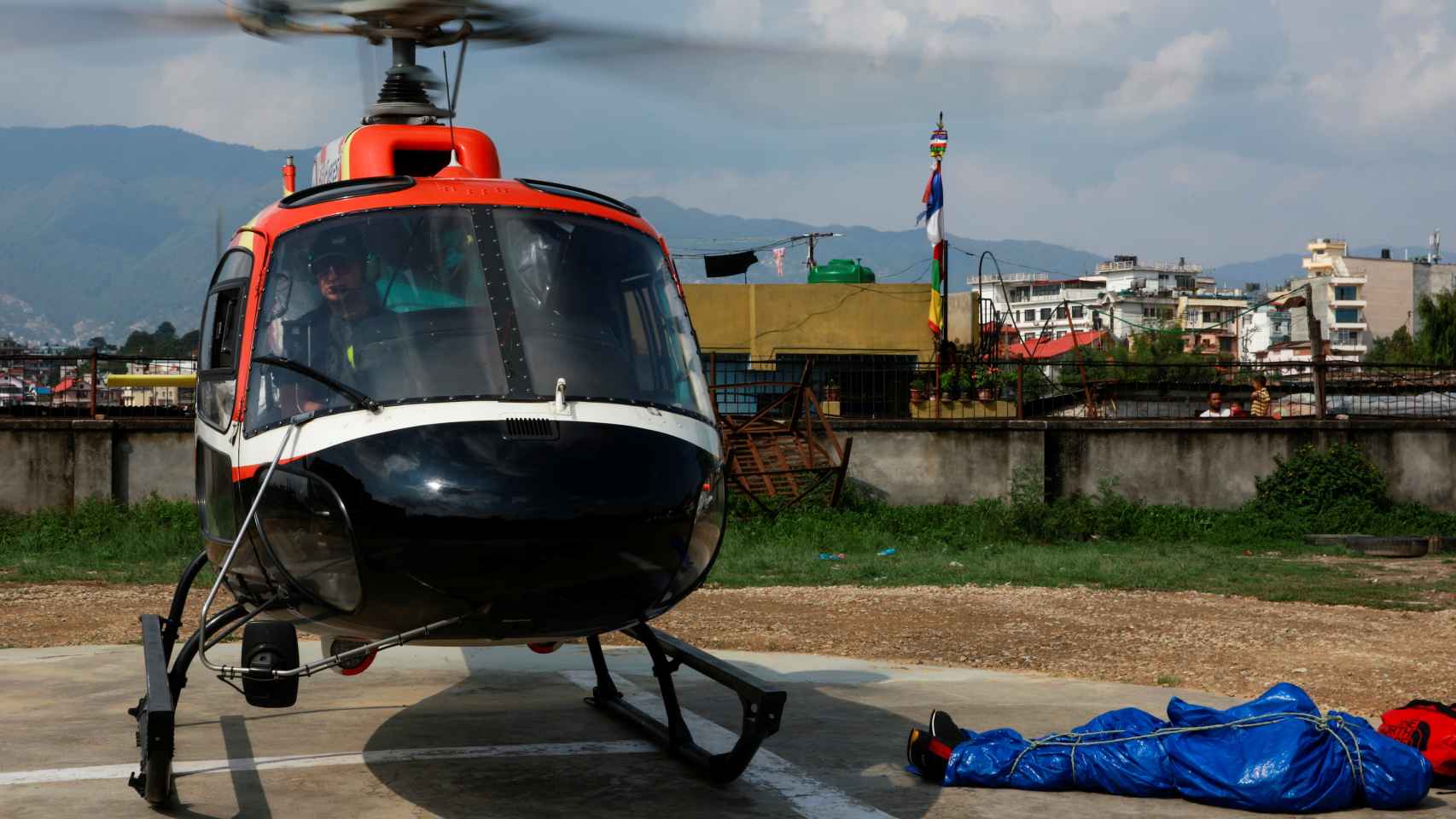 Un helicóptero traslada el cuerpo de uno de los fallecidos