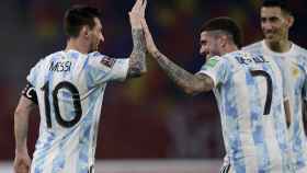 Leo Messi celebra un gol con la selección de Argentina con De Paul y Di María