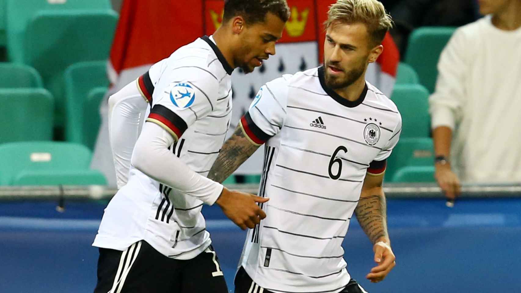 Lukas Nmecha celebra con Niklas Dorsch su gol con la selección de Alemania en la final del Europeo sub21