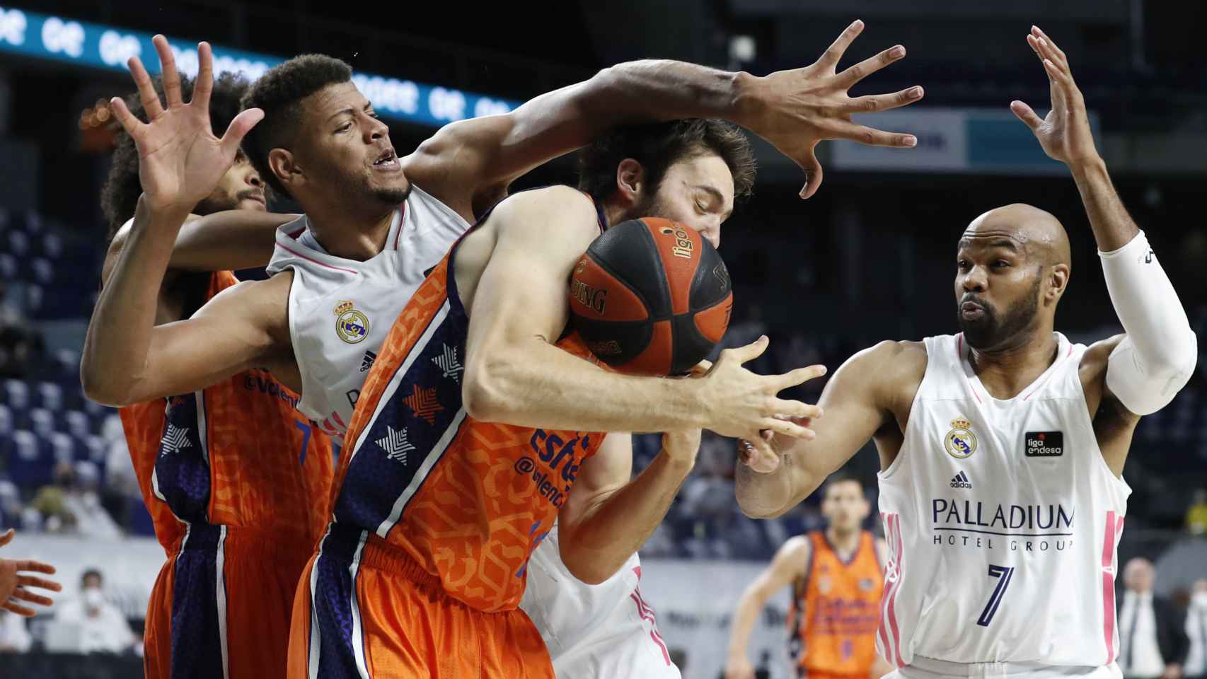 Real Madrid y Valencia Basket pelean por un rebote