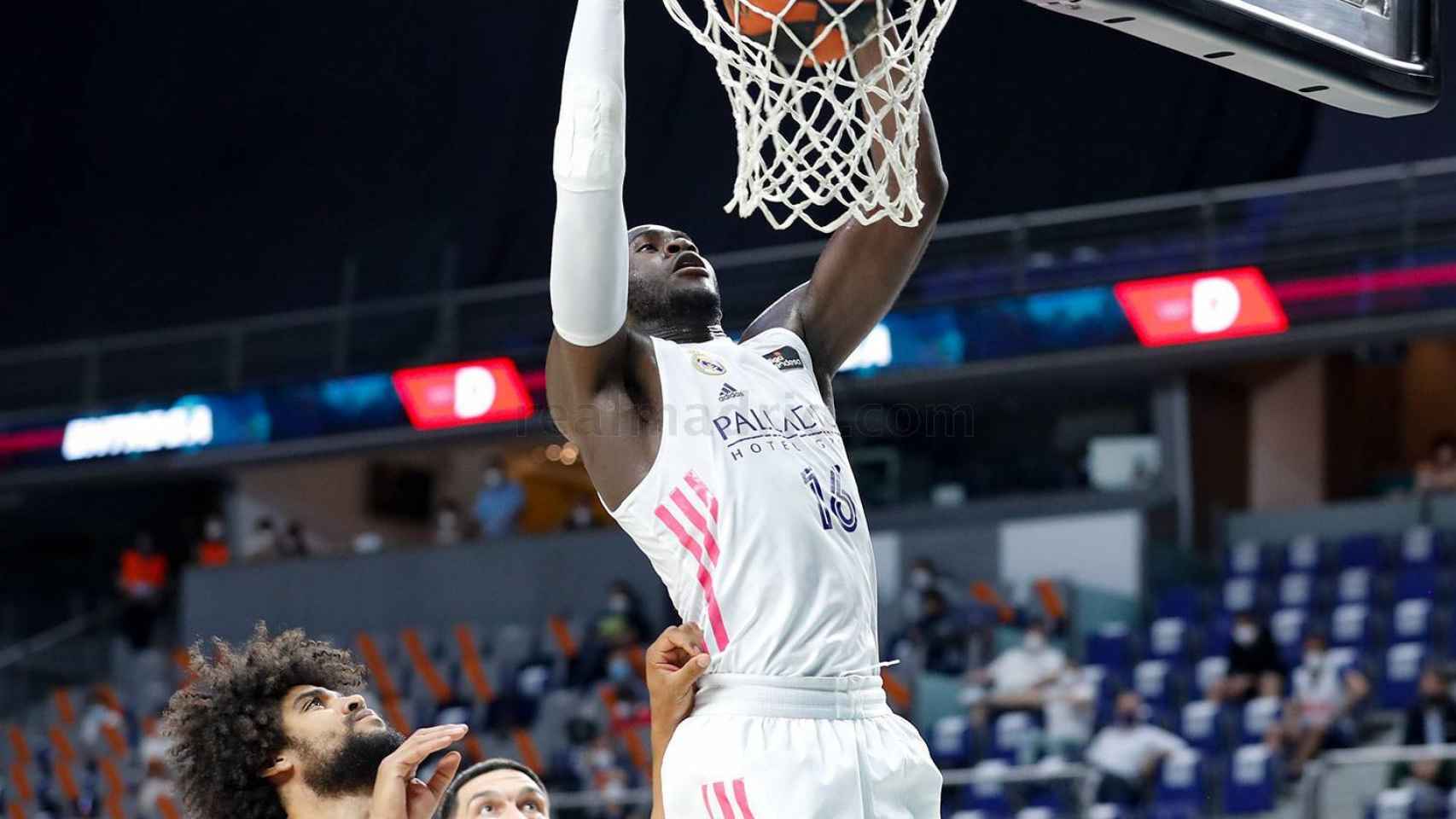 Garuba machaca el aro de Valencia Basket