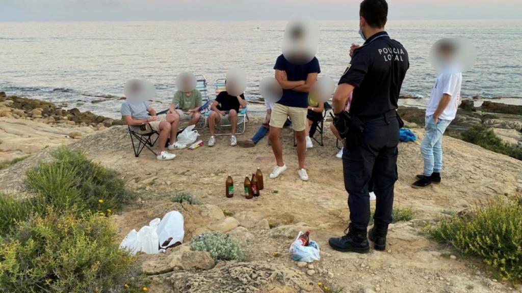 Agentes de la Policía Local intervienen en un botellón.