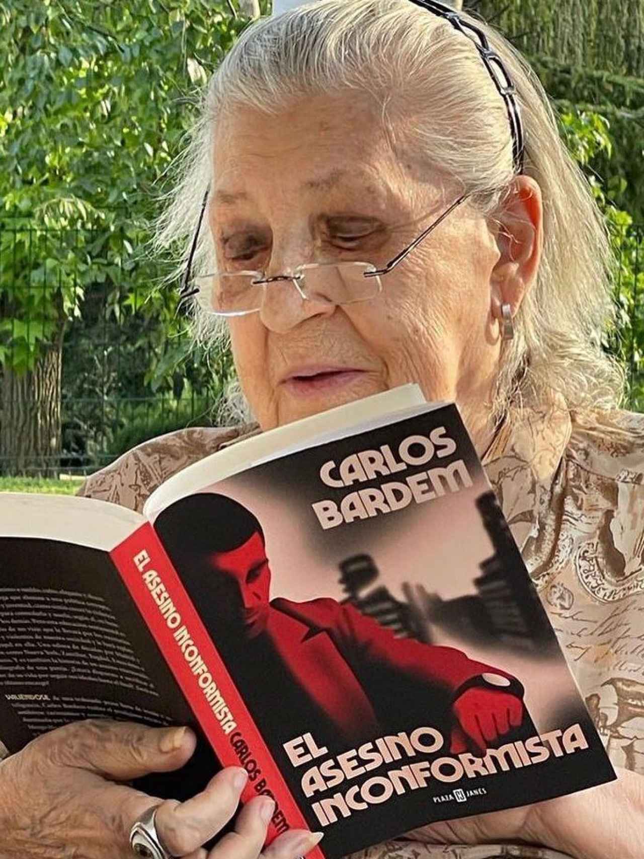 Pilar Bardem leyendo la novela de su hijo.