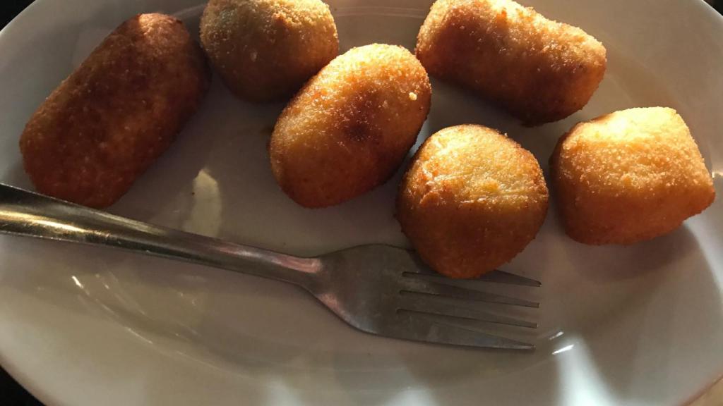 Plato de croquetas variadas de la Bodega.