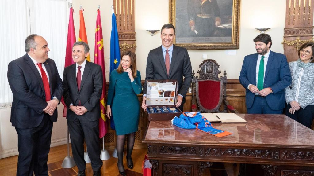 Ana  Belén Castejón junto a Pedro Sánchez (c) en una visita a Cartagena en la anterior legislatura.