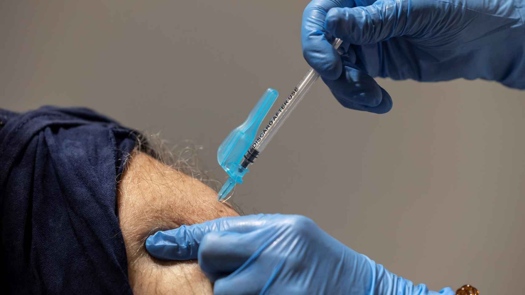 Inyección con una vacuna contra la Covid-19.