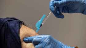 Inyección con una vacuna contra la Covid-19.