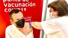 El alcalde de Elche, Carlos González, fue vacunado en IFA el pasado 25 de mayo.