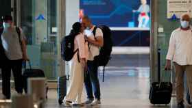 Una pareja se besa al llegar al aeropuerto de Málaga. Jon Nazca / Reuters.