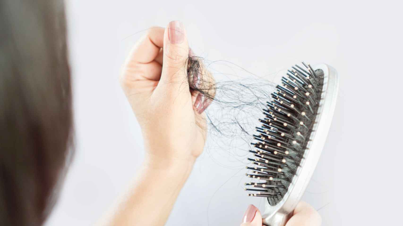 Sencillos trucos caseros para limpiar los cepillos y peines de pelo