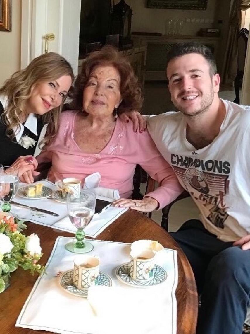 Ana Obregón junto a su madre y su hijo, Álex Lequio.